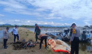 TNI Polri saat melakukan evakuasi korban. foto: istimewa
