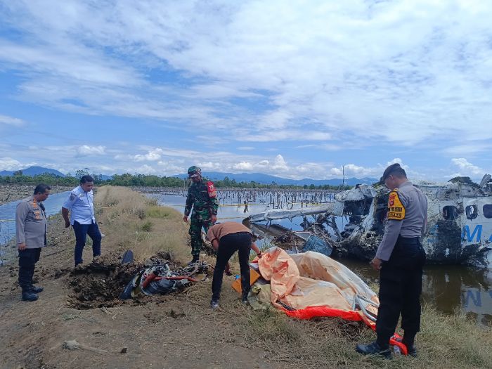 TNI Polri saat melakukan evakuasi korban. foto: istimewa