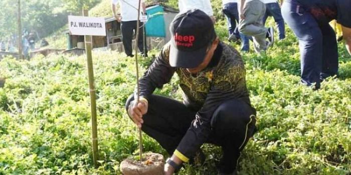 Aksi penanaman pohon. foto: Kominfo kota gorontalo