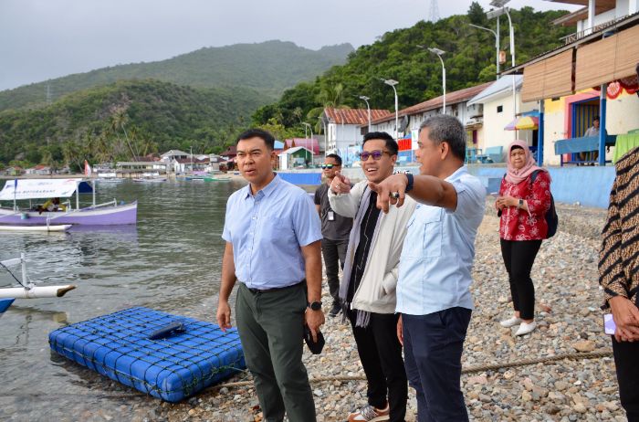 Anggota Komisi VII DPR RI, Zulfikar Suhardi (tengah), saat kunjungan kerja Komisi VII DPR RI ke Desa Wisata Botubarani, Kabupaten Bone Bolango, Gorontalo. Foto: Humas DPR RI (Bunga/vel)