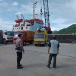 Personil polda gorontalo saat melakukan patroli di pelabuhan barang. foto: istimewa