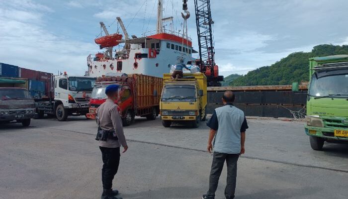 Personil polda gorontalo saat melakukan patroli di pelabuhan barang. foto: istimewa