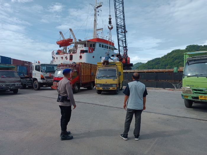 Personil polda gorontalo saat melakukan patroli di pelabuhan barang. foto: istimewa