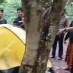 Warga saat menggrebek dua sejoli dala tenda. Foto: Tangkapan Layar