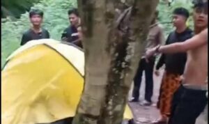 Warga saat menggrebek dua sejoli dala tenda. Foto: Tangkapan Layar