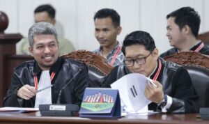 Rahmat Taufit (kiri), Erwinsyah (kanan) selaku kuasa hukum Pemohon pada sidang Pemeriksaan Pendahuluan Perkara Perselisihan Hasil Pemilihan Umum Bupati Kabupaten Teluk Bintuni. Foto: Dokumen Humas MK/Bayu