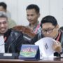 Rahmat Taufit (kiri), Erwinsyah (kanan) selaku kuasa hukum Pemohon pada sidang Pemeriksaan Pendahuluan Perkara Perselisihan Hasil Pemilihan Umum Bupati Kabupaten Teluk Bintuni. Foto: Dokumen Humas MK/Bayu