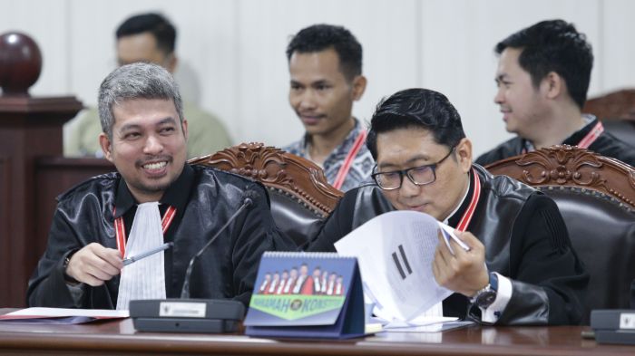 Rahmat Taufit (kiri), Erwinsyah (kanan) selaku kuasa hukum Pemohon pada sidang Pemeriksaan Pendahuluan Perkara Perselisihan Hasil Pemilihan Umum Bupati Kabupaten Teluk Bintuni. Foto: Dokumen Humas MK/Bayu