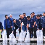 Wakil Ketua DPR RI, Saan Mustopa, saat menebar ribuan benih ikan ke Danau Toba dalam kunjungannya ke Sumatera Utara. Foto: Dokumen Parlementaria (Eno/vel)