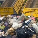 dua truk sampah dibuang di Pendopo Bupati Pemalang