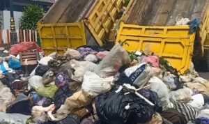 dua truk sampah dibuang di Pendopo Bupati Pemalang