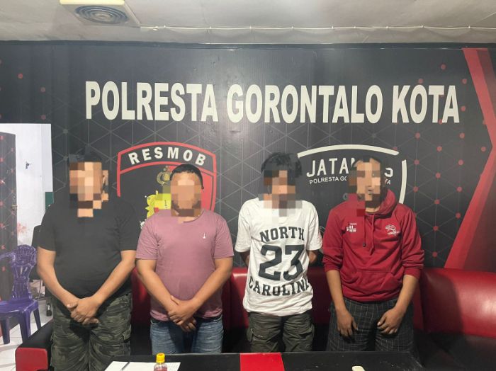 empat terduga pelaku penggelapan mobil rental. Foto: Polres Gorontalo Kota