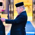 Presiden Republik Indonesia, Prabowo Subianto, menerima penghargaan Darjah Kerabat Johor (D.K I Johor). Foto: BPMI Setpres