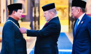 Presiden Republik Indonesia, Prabowo Subianto, menerima penghargaan Darjah Kerabat Johor (D.K I Johor). Foto: BPMI Setpres