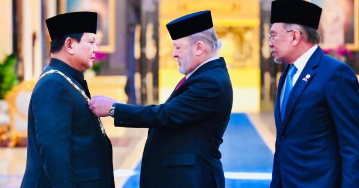 Presiden Republik Indonesia, Prabowo Subianto, menerima penghargaan Darjah Kerabat Johor (D.K I Johor). Foto: BPMI Setpres