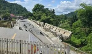 Jalan trans sulawesi Poso amblas akibat longsor. foto: istimewa