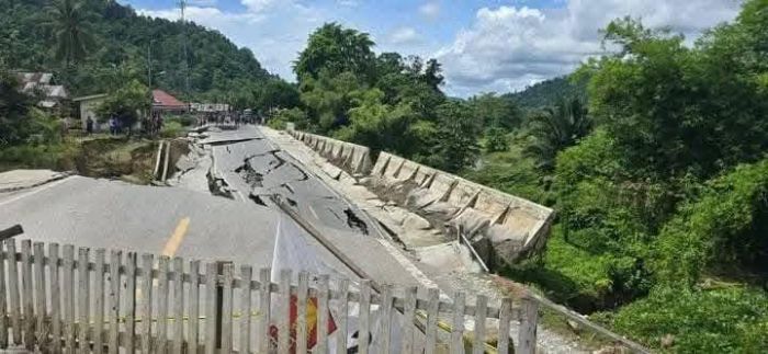 Jalan trans sulawesi Poso amblas akibat longsor. foto: istimewa