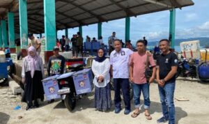 Anggota DPRD Provinsi saat melakukan kunjungan kerja ke TPI Inengo. Foto : akun facebook @ridwanmonoarfanew