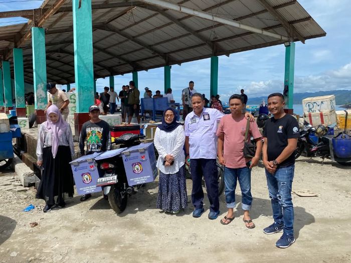 Anggota DPRD Provinsi saat melakukan kunjungan kerja ke TPI Inengo. Foto : akun facebook @ridwanmonoarfanew