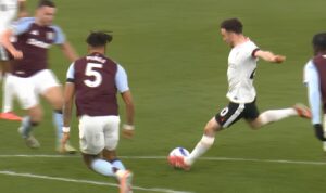 Diego Jota Dikawal tiga pemain Aston Villa