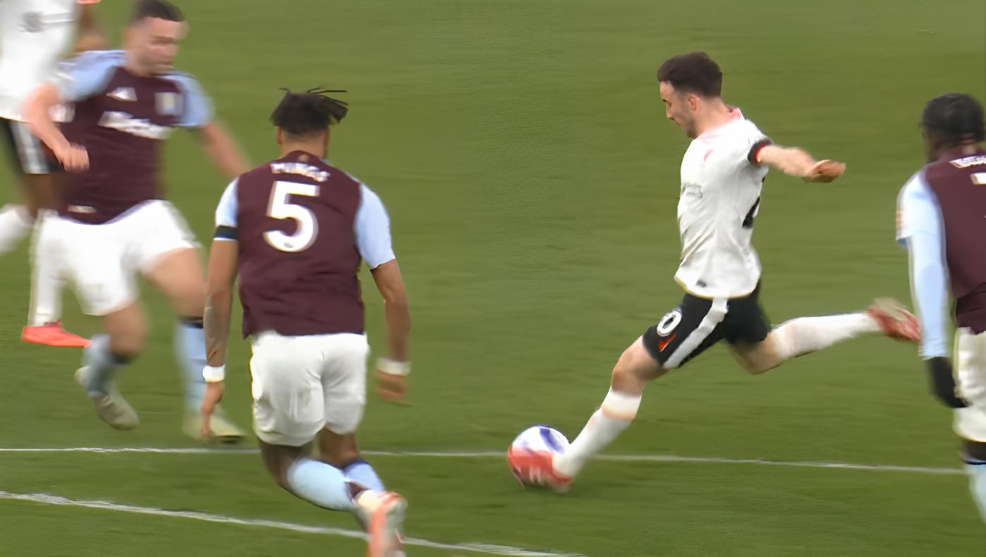 Diego Jota Dikawal tiga pemain Aston Villa