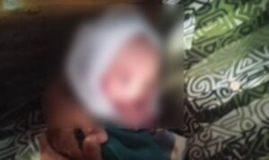 bayi yang ditemukan di pinggir jalan GOR. Foto: Tangkapan layar video yang beredar di media sosial