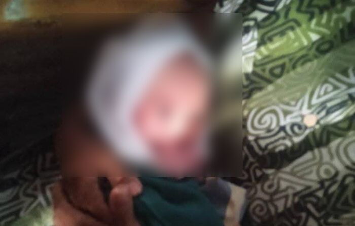 bayi yang ditemukan di pinggir jalan GOR. Foto: Tangkapan layar video yang beredar di media sosial