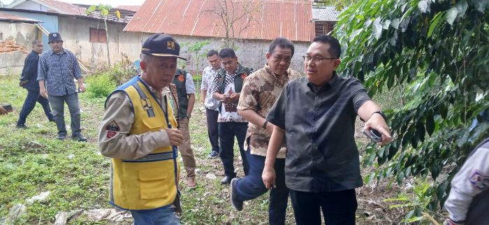 Komisi III DPRD Kota Gorontalo saat melakukan peninjauan bantaran sungai bolango yang rawan banjir. Foto: Arlan/Simpul
