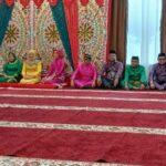 Ketua DPRD Kota Gorontalo saat menghadiri acara adat mopotilolo Wakil Gubernur Provinsi Gorontalo. Foto: Arlan