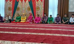 Ketua DPRD Kota Gorontalo saat menghadiri acara adat mopotilolo Wakil Gubernur Provinsi Gorontalo. Foto: Arlan