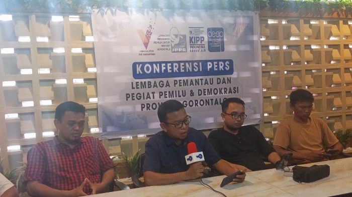 Koalisi lembaga pemantau dan pegiat pemilu serta demokrasi di Provinsi Gorontalo. Foto: Simpulindo