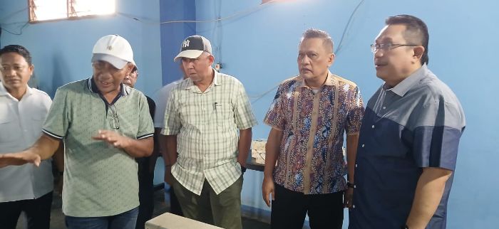 Ketua Komisi III DPRD Kota Gorontalo, Ariston Tilameo dan para anggota komisi III DPR kota Gorontalo saat mengunjungi Perumda Muara Tirta Kota Gorontalo. Foto: Arlan/Simpul