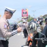 Personil Polda Gorontalo saat melakukan pemeriksaan kelengkapan dokumen kendaraan bermotor. Foto : Humas Polda Gorontalo
