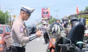 Personil Polda Gorontalo saat melakukan pemeriksaan kelengkapan dokumen kendaraan bermotor. Foto : Humas Polda Gorontalo