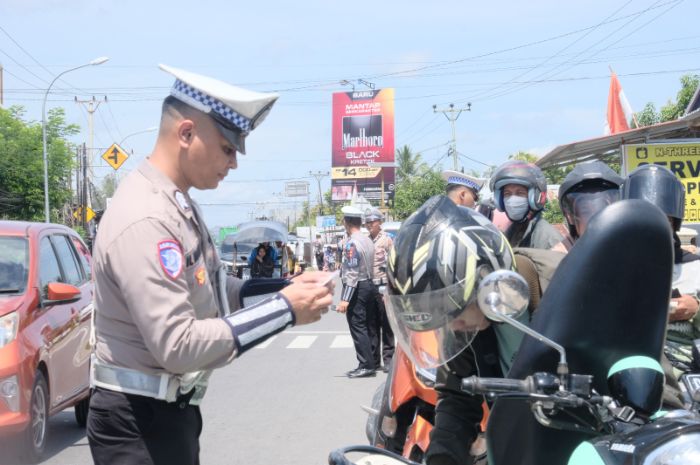 Personil Polda Gorontalo saat melakukan pemeriksaan kelengkapan dokumen kendaraan bermotor. Foto : Humas Polda Gorontalo