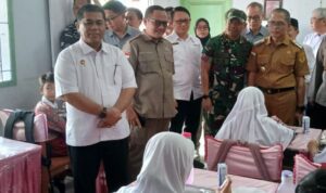 Ketua DPRD Kota Gorontalo saat meninjau Program MBG di SDN 7 Kota Gorontalo. Foto: Arlan/simpul
