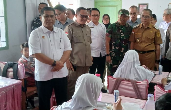 Ketua DPRD Kota Gorontalo saat meninjau Program MBG di SDN 7 Kota Gorontalo. Foto: Arlan/simpul