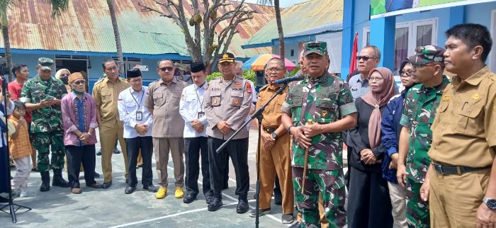 Panglima Kodam XIII/Merdeka, Mayor Jenderal TNI Suhardi, bersama jajaran Forkopimda saat meninjau MBG. Foto: Arlan/simpul