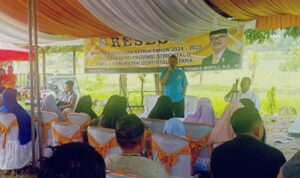Ketua DPRD Provinsi Gorontalo saat menyerap aspirasi masyarakat kwandang. Foto: Adrian/Simpul