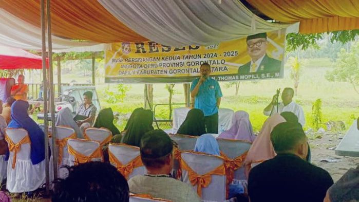 Ketua DPRD Provinsi Gorontalo saat menyerap aspirasi masyarakat kwandang. Foto: Adrian/Simpul