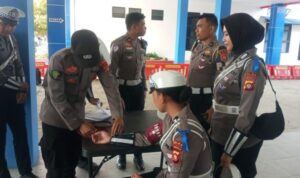 Bid Dokkes Polda Gorontalo saat melakukan pemeriksaan terhadap personel yang bertugas dilpangan. Foto: Dok. Istimewa