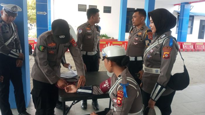 Bid Dokkes Polda Gorontalo saat melakukan pemeriksaan terhadap personel yang bertugas dilpangan. Foto: Dok. Istimewa
