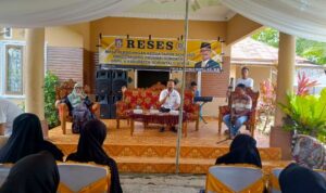 Ketua DPRD Provinsi Gorontalo, saat menyerap aspirasi para petani. Foto: Adrian/Simpul
