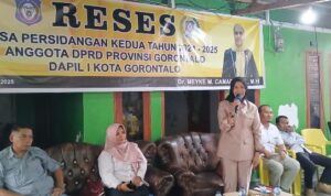 Anggota DPRD Provinsi Gorontalo, Meyke Camaru saat menyerap aspirasi masyarakat, kelurahan bugis. Foto: Arlan/Simpulindo