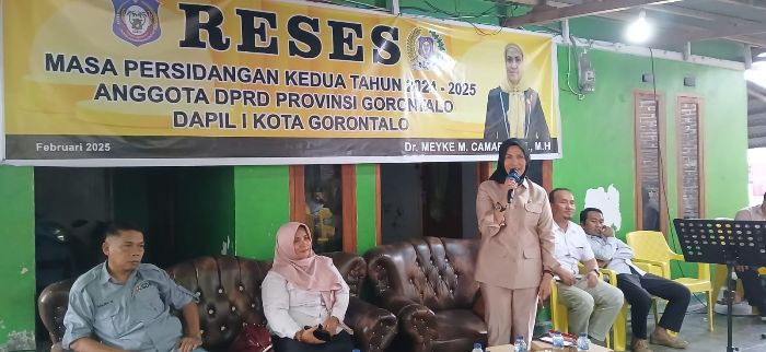 Anggota DPRD Provinsi Gorontalo, Meyke Camaru saat menyerap aspirasi masyarakat, kelurahan bugis. Foto: Arlan/Simpulindo