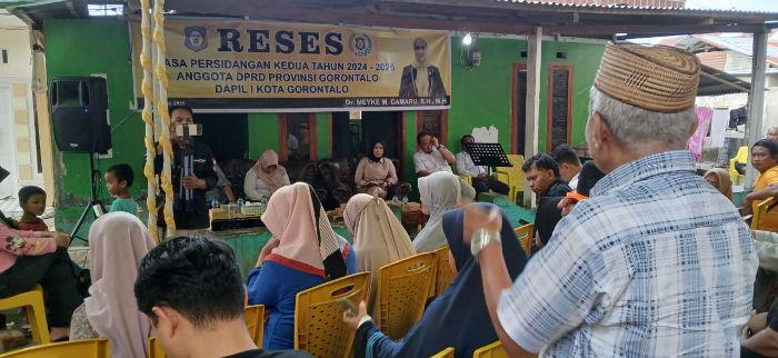 warga kelurahan bugis saat menyampaikan aspirasinya
