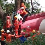 Tim SAR saat melakukan evakuasi terhadap korban kecelakan. Foto: Dok. Istimewa