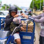 Personel Dit Lantas Polda Gorontalo saat memberikan takjil kemasyarakat. Foto: Humas Polda