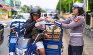 Personel Dit Lantas Polda Gorontalo saat memberikan takjil kemasyarakat. Foto: Humas Polda