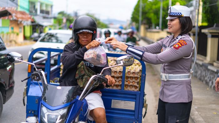 Personel Dit Lantas Polda Gorontalo saat memberikan takjil kemasyarakat. Foto: Humas Polda